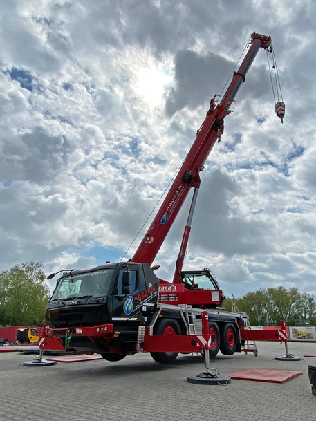 Germany’s first Grove GMK3060L-1 with new carrier cab goes to Arbeitsbühnen Gagarin